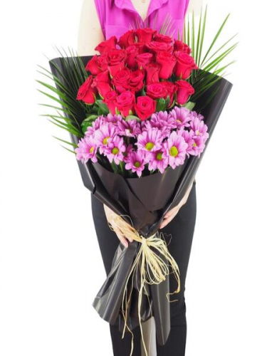 Kırmızı Güller ve Pembe Papatyalı Buket